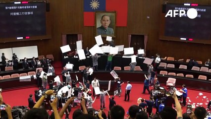 Golpes e balões de água no Parlamento de Taiwan