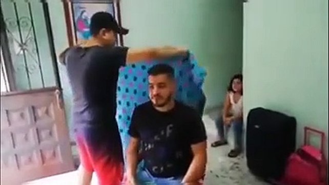 Cette petite est complètement effrayée par cette mauvaise blague