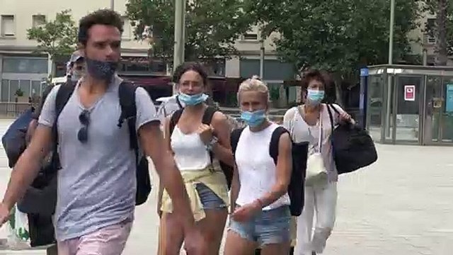 Piden a habitantes de Barcelona no salir por rebrotes del coronavirus