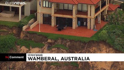 Avustralya'da dev dalgalar kıyıyı yuttu, evler boşaltıldı