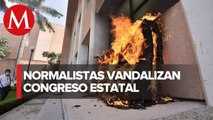 Normalistas de Ayotzinapa queman instalaciones de Congreso de Guerrero