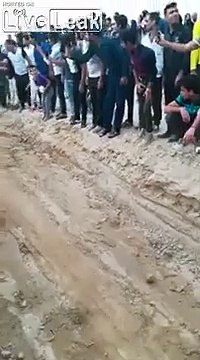 Ces motard se jettent depuis un sommet pour s'amuser... Dingue