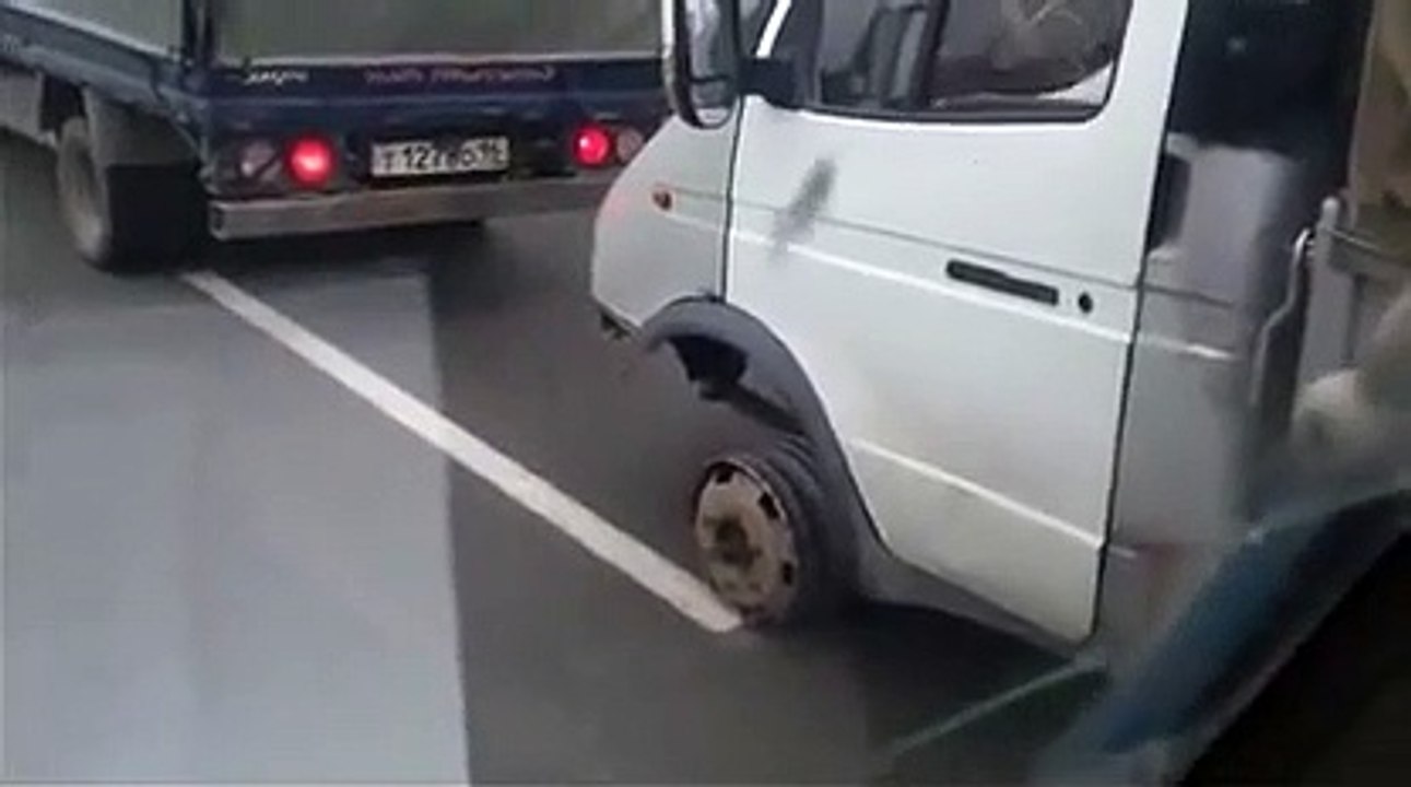 Ce conducteur se rend compte qu'il lui manque une roue au camion