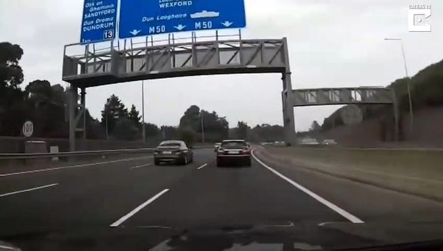 Ces ados s'amusent au bord de l'autoroute... Complètement fous