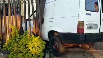 Carro invade quintal de residência em acidente no Bairro Alto Alegre