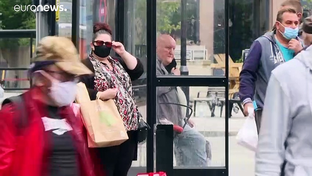 Джонсон надеется, что Великобритания вернется к нормальной жизни к Рождеству