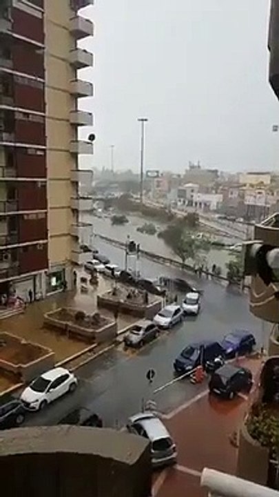 Personas atrapadas en sus autos en Sicilia Italia a causa de lluvias, 16 de Julio 2020.