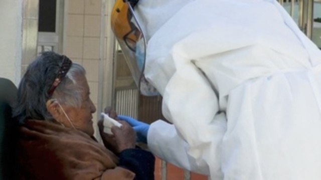 Médicos visitan un hogar donde murieron 7 ancianos sospechosos de coronavirus