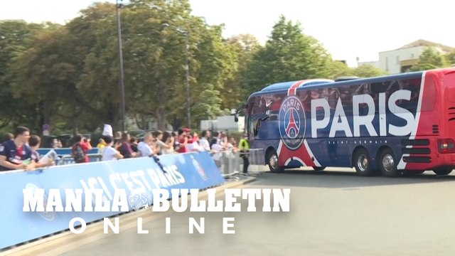 Fans gather at PSG's 'Parc des Princes' ahead of first home friendly since COVID-enforced halt