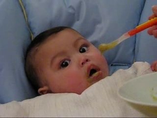 Téo gourmand avec ses premiers petits pots