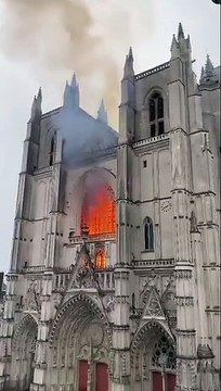 Nantes - La cathédrale Saint-Pierre-et-Saint-Paul est en feu depuis quelques minutes - Les pompiers annoncent que le feu est important et pas encore maîtrisé