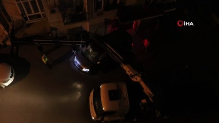 Kamyonet dükkana daldı, 2 saatlik çalışma sonucunda kurtarıldı