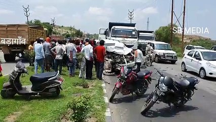 ट्रक की लगी टक्कर गाड़ी बुरी तरह चकनाचूर ट्रक