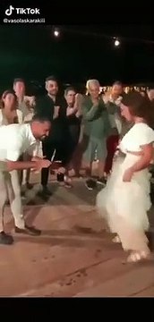 Η Λασκαράκη ένα χρόνο μετά το γάμο της έδειξε το νυφικό και το γλέντι στην Κρήτη