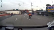 Delivery rider has close call between two buses in the Philippines