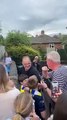 Los aficionados del Leeds acuden a casa de Bielsa a celebrar el ascenso