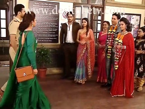 Yeh Hai Mobbattein Poor Abhimanyu is caught in dilemma यह है मोहबतें बेचारा अभिमन्यु कहाँ फस गया