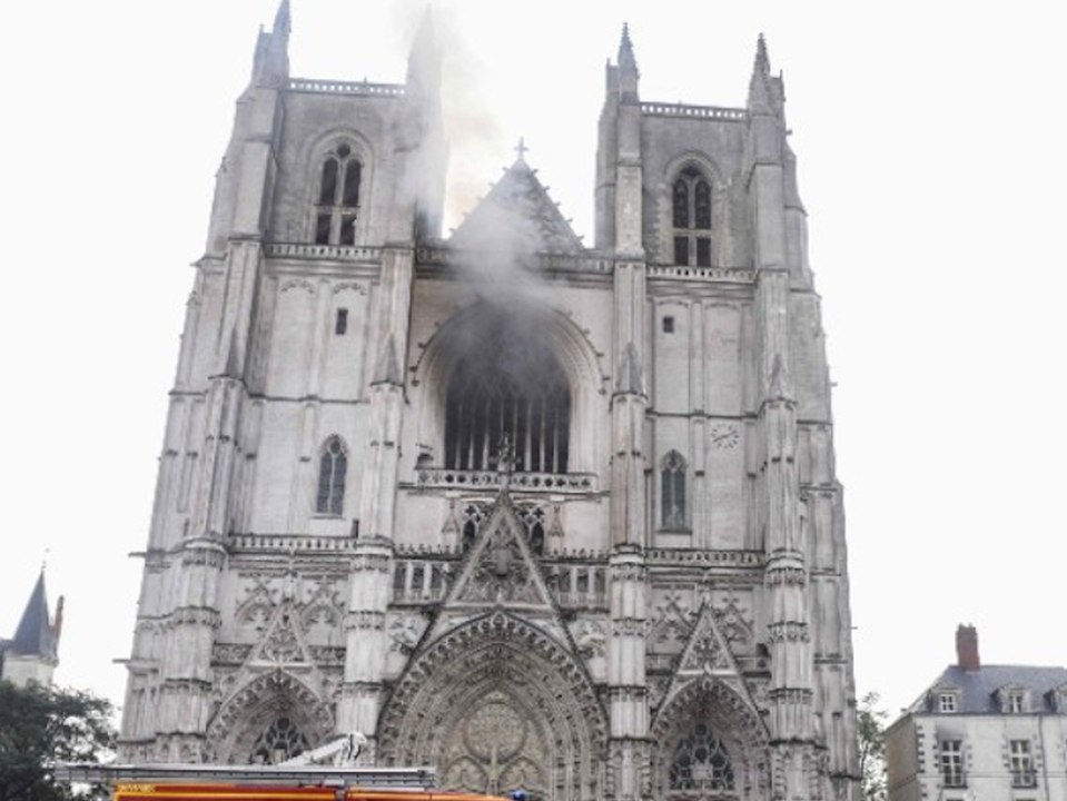 Feuer in der kathedrale von nantes: behörden vermuten brandstiftung