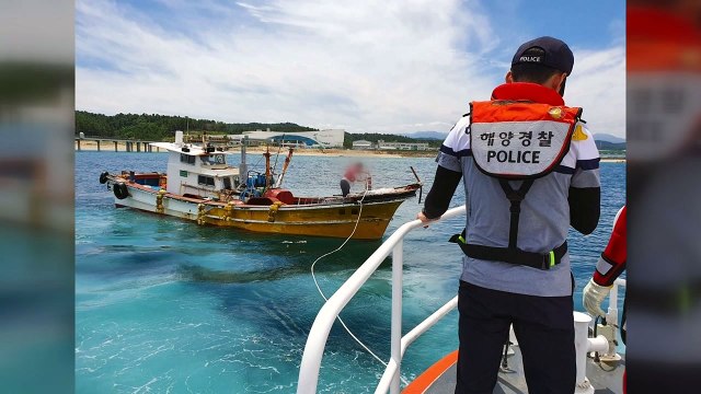 경북 울진 앞바다서 4.9톤 어선 좌초...인명 피해 없어 / YTN