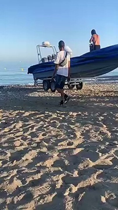 Regis met a l'eau son embarcation