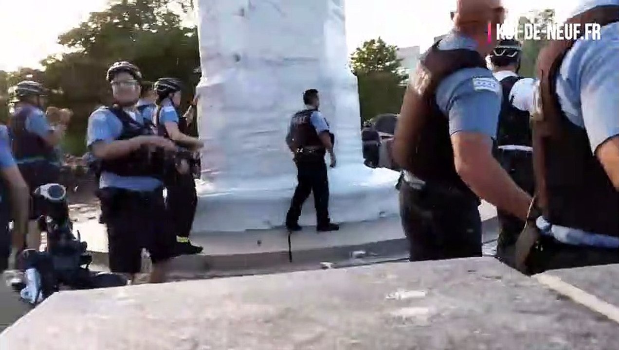 Des policiers de Chicago protègent une statue