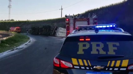 Carreta tomba e motorista de 42 anos fica ferido no Contorno Oeste