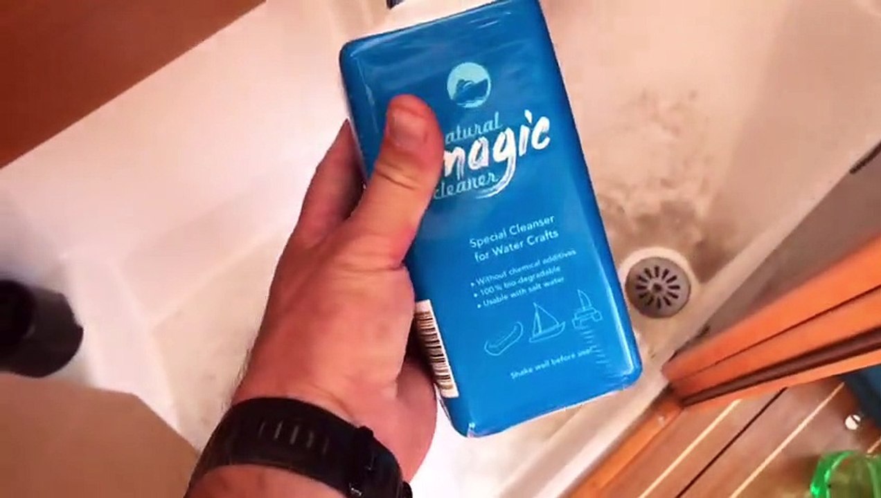 Natural Magic Cleaner: vergammelte Brausetasse wird strahlend weiß