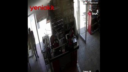 Bakkal ve müşteriden tekme tokatlı kavga! Kameralara böyle yansıdı