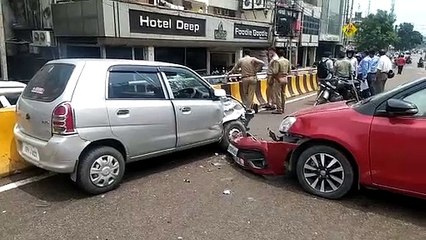 दो कारों की हुई आमने-सामने से टक्कर, दो लोग घायल