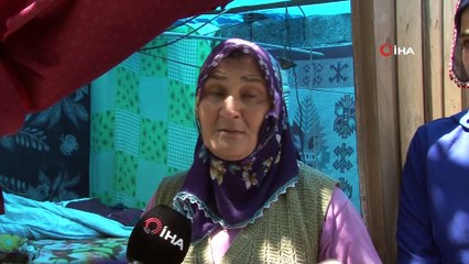 Evi yıkılan aile, çıkma kapılardan kurdukları barakada yaşıyor