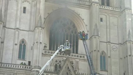 Un gran incendio devora la catedral gótica de Nantes
