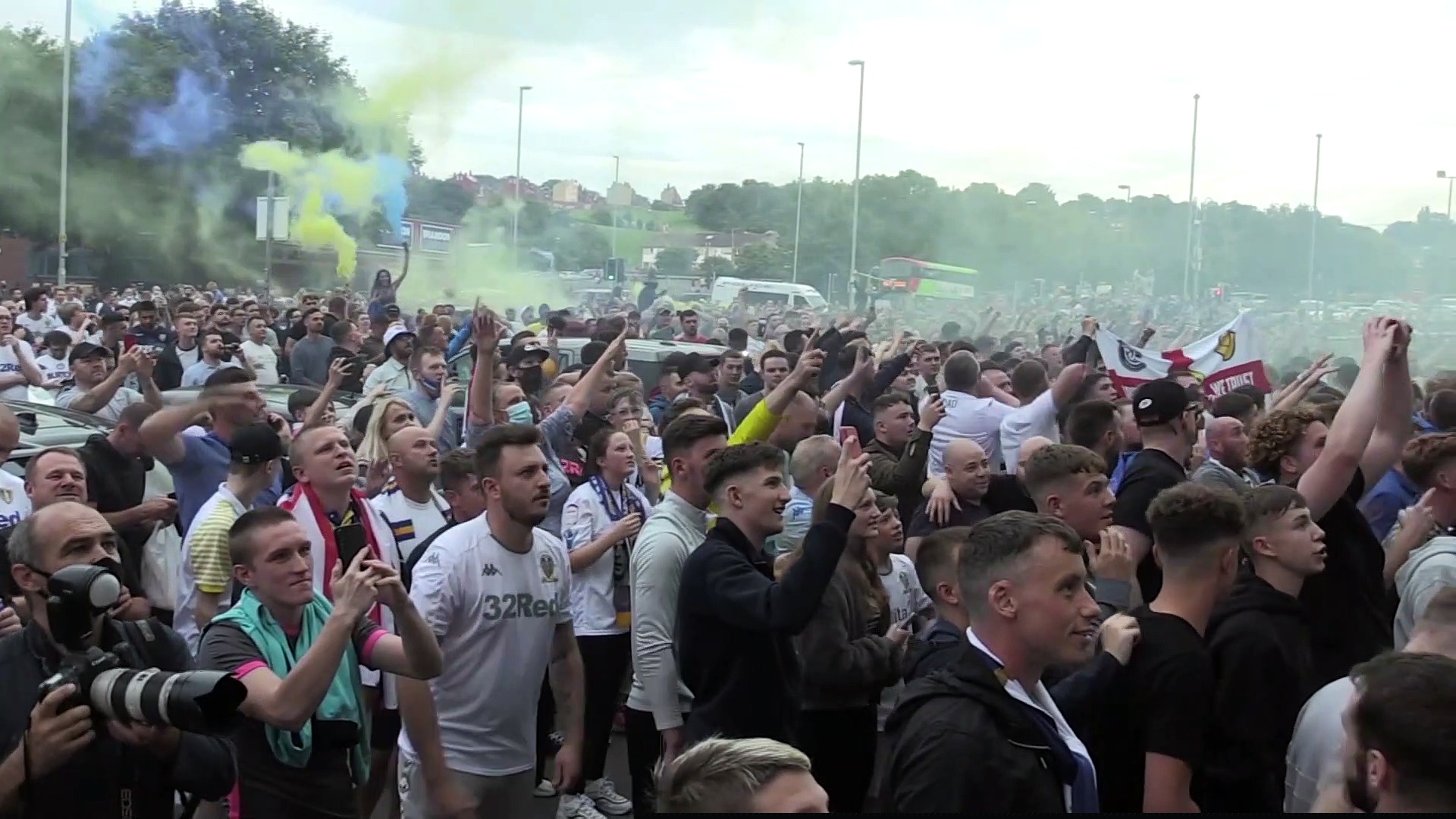 Eng Sub: Leeds Utd fans 'can't believe it' Back in EPL after 16 yrs