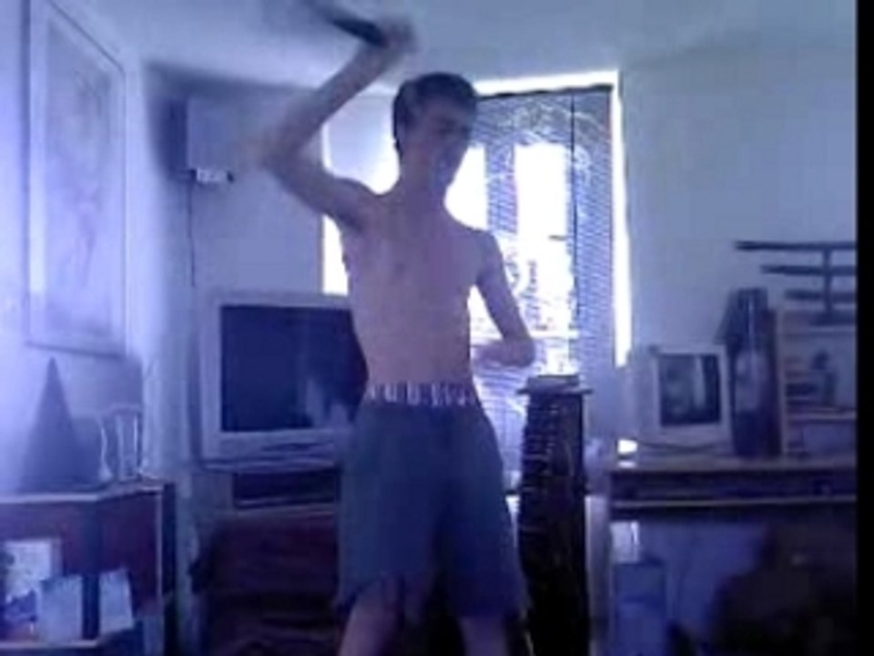 mitch se pren son nunchaku ds la gueul!!!!