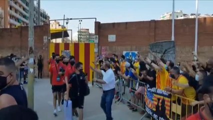 Aficionados del Sant Andreu se agolpan para animar el posible ascenso del club