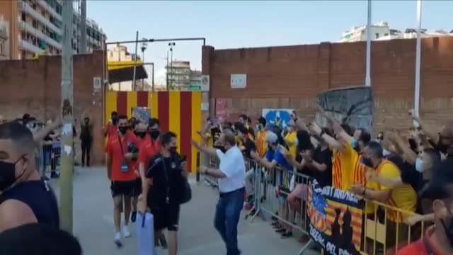 Aficionados del Sant Andreu se agolpan para animar el posible ascenso del club