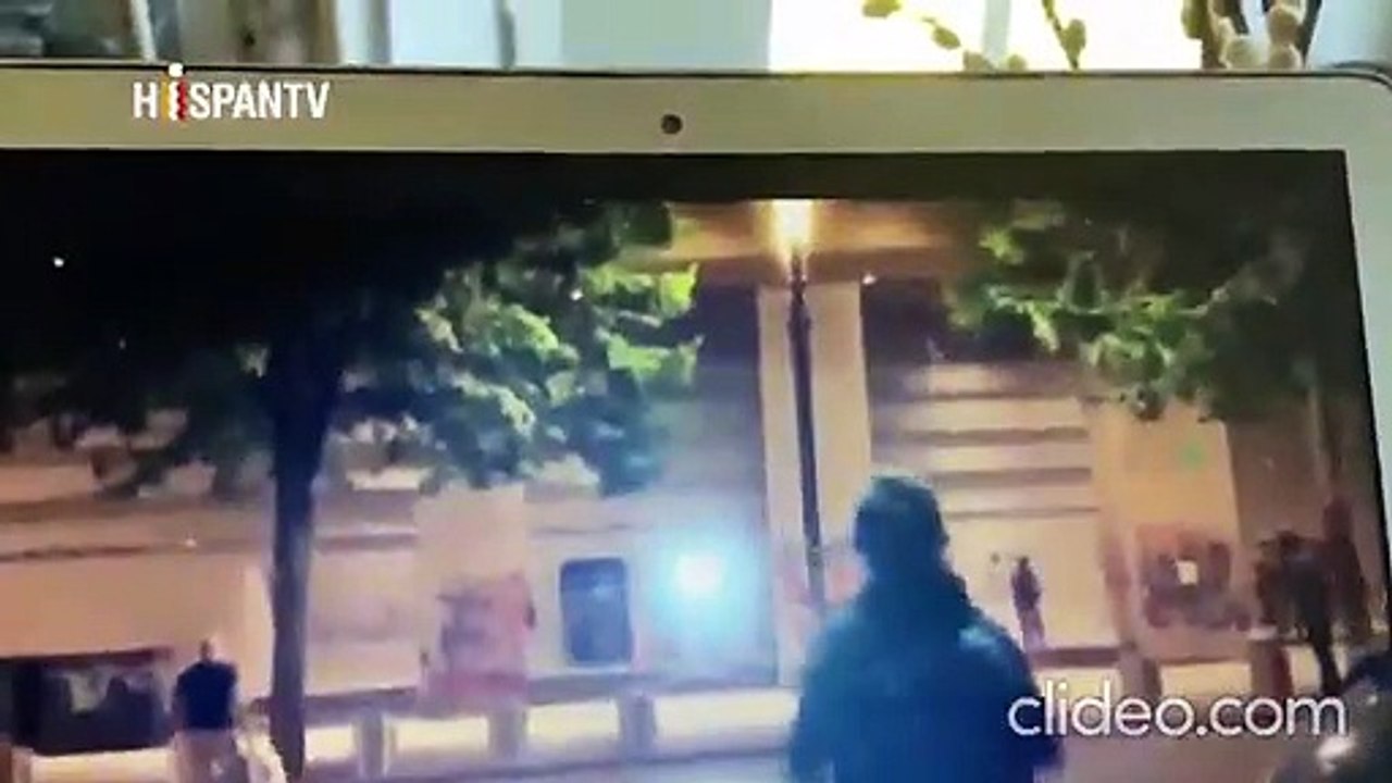 Manifestante con las manos arriba es baleado por la policía secreta en pleno rostro en Estados Unidos, 18 de Julio 2020.