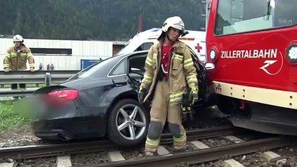 Auto kollidierte mit der Zillertalbahn: Zwei Verletzte in Schlitters