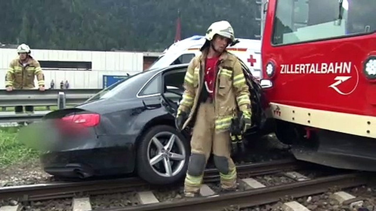 Auto kollidierte mit der Zillertalbahn: Zwei Verletzte in Schlitters