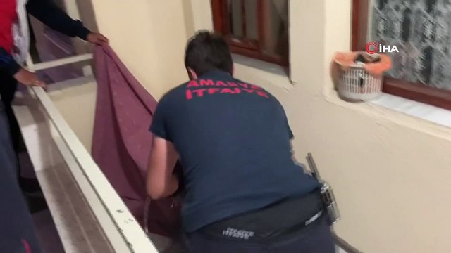 Kargaların saldırısına uğrayan atmaca balkon masasının altına sığındı