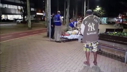 Após ser atropelado por moto, jovem é amparado por socorristas do Siate no Centro