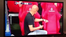Pep Guardiola hablando con su amigo imaginario en pleno partido, 18 de Julio 2020.