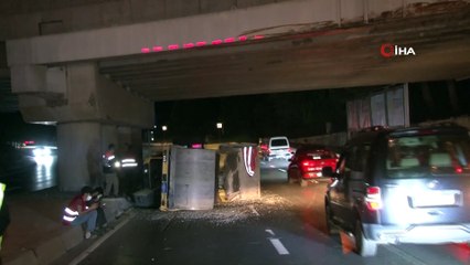 Asfalt silindiri tırın üzerinden yola devrildi