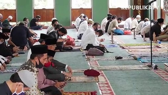 Relawan Dewan Kemakmuran Masjid Al Jihad memeriksa suhu tubuh warga sebelum mengikuti sholat ied.