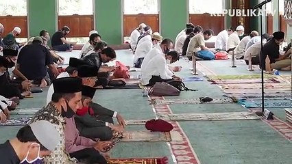 Relawan Dewan Kemakmuran Masjid Al Jihad memeriksa suhu tubuh warga sebelum mengikuti sholat ied.