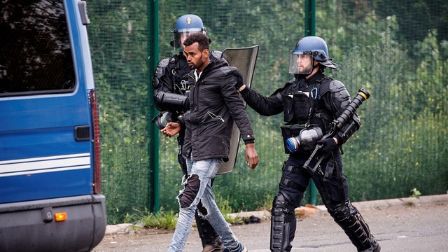 فرنسية من أصول عربية تطلق تطبيقا عبر الهاتف الجوال يهدف لوقف انتهاكات الشرطة بحق المهاجرين