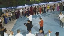Diyarbakır’da uyarılara rağmen düğünde 70 kişi kol kola halay çekti