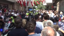 Şehit polis Erkan Gökteke'nin cenazesi helallik alınmak için evine getirildi