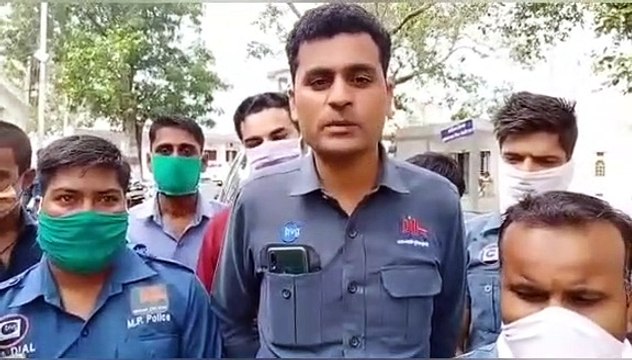 मंदसौर: डायल हंड्रेड के पायलेटों ने नियमितिकरण की मांग को लेकर मंत्री डंग को दिया ज्ञापन