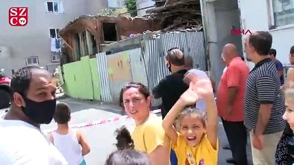 Üsküdar'da iki katlı ahşap binada çökme meydana geldi