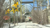 Las flores gigantes de Petrit Halilaj adornan el Palacio de Cristal de El Retiro